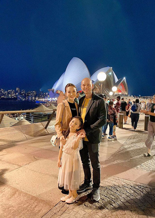 Phan Đình Tùng cũng tận hưởng thời gian bên gia đình vào đầu năm mới. Hiện tại, gia đình của nam ca sĩ ở Sydney.