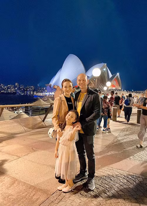 Phan Đình Tùng cũng tận hưởng thời gian bên gia đình vào đầu năm mới. Hiện tại, gia đình của nam ca sĩ ở Sydney.