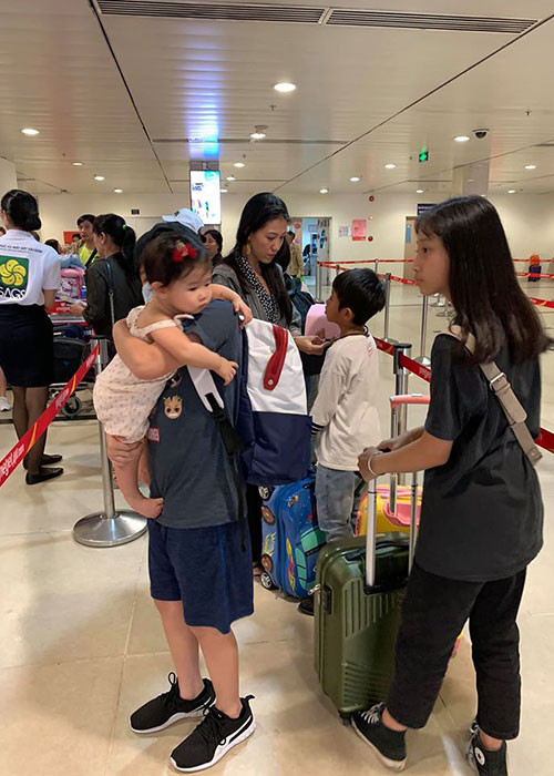Thân Thúy Hà cùng các con đi nghỉ dưỡng vào dịp Tết Dương lịch 2020. Chuyến đi còn có gia đình của rocker Phạm Anh Khoa.