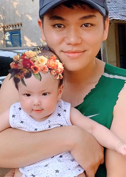 Lê Phương cùng chồng và các con thảnh thơi trong kỳ nghỉ Tết Dương lịch ở quê.