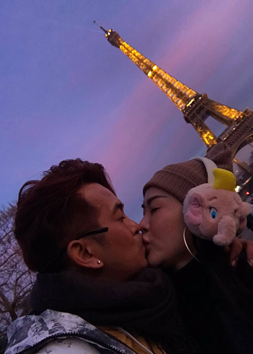 Diễn viên Hùng Thuận cùng bạn gái đón Tết Dương lịch tại Paris. Mời quý độc giả xem video "Bí quyết làm đẹp của sao Việt". Nguồn VTC