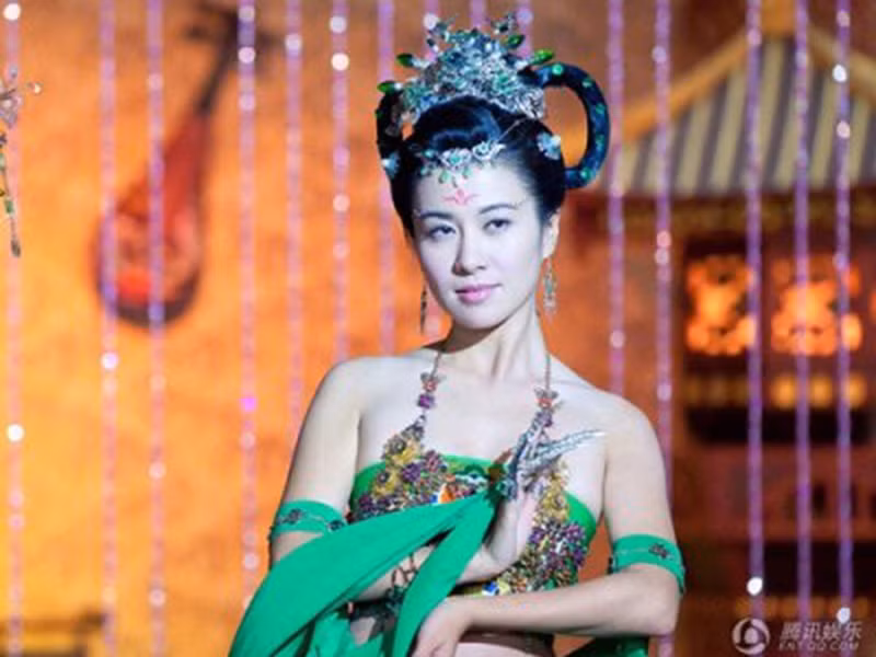 Năm 2011, Diệp Tuyền mở công ty chế tác. Cô vừa sản xuất vừa đóng vai nữ chính các bộ phim truyền hình như “Góa phụ thứ 9”, “Tử soái kỳ duyên”, “Quốc sắc thiên hương”.