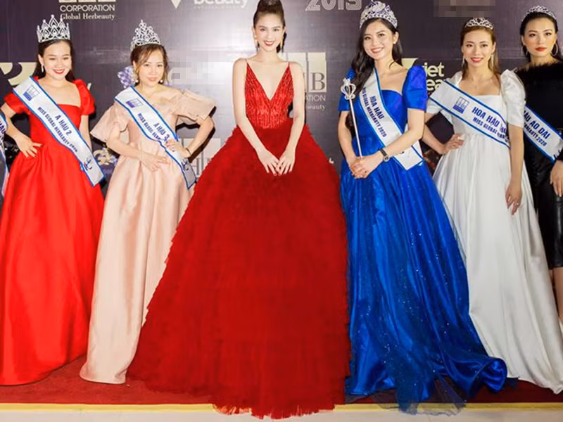 Ngoc Trinh khoe anh di tu thien sau lum xum bao tro thi hoa hau chui