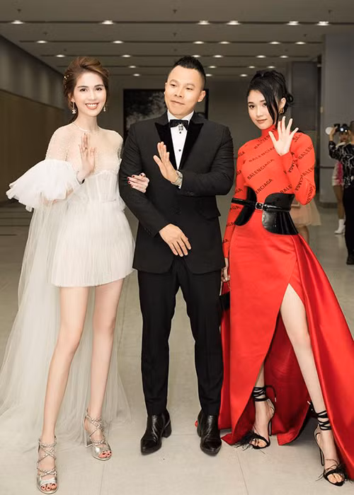 Không chỉ Ngọc Trinh gây ồn ào mà Khắc Tiệp cũng vướng lùm xùm. Anh dính tin đồn bị giang hồ đòi nợ sau bức ảnh mặt be bét máu. Tuy nhiên, Khắc Tiệp phủ nhận bị đánh do nợ nần mà tiết lộ xô xát với người tung thông tin không đúng sự thật về anh. Sau ồn ào, Ngọc Trinh và Khắc Tiệp cùng xuất hiện tại buổi lễ trao giải WeChoice Awards.