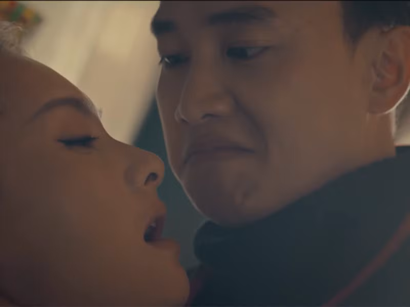 Tuy nhiên, Lisa đã nhận về cái kết không thể đắng hơn từ người tình cùng câu nói: “Cô mà dám đụng đến gia đình của tôi, tôi sẽ không để cô yên đâu”.