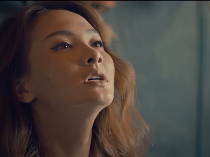 Lisa là ca sĩ, là một người thứ ba nhưng mối quan hệ thực sự của cô với bác sĩ Trường và người vợ của anh - hoạ sĩ Trang là gì thì vẫn còn là một ẩn số.