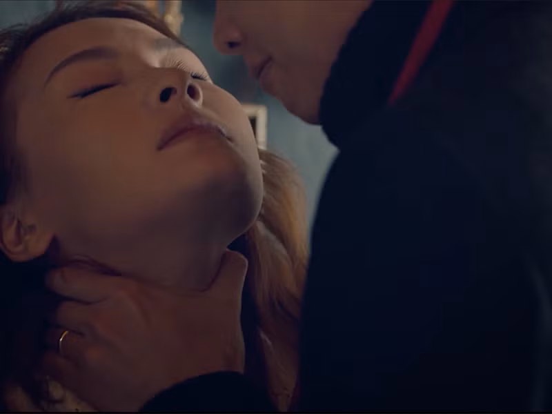 Ở 30s cuối cùng của MV “Tình đời” tiểu tam Lisa đã lộ rõ chân tướng khi buông lời đe dọa gia đình của tình nhân: “Mọi thứ sẽ trở nên tốt đẹp hơn nếu như tôi biến mất cùng anh và cả nhà anh”.