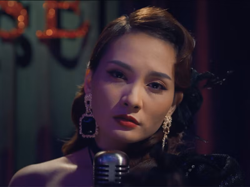 Chính xác hơn, "Tình đời" là một MV được dựng từ chính những thước phim "Đôi mắt âm dương" khi Lisa hát "Tình đời" tại một phòng trà.