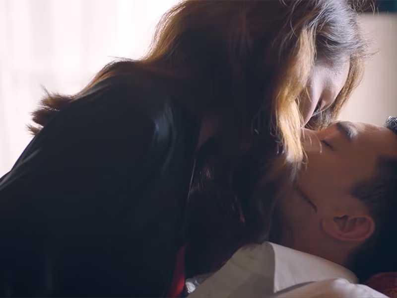 Trong MV, Bảo Thanh không còn vẻ xấc xược quen thuộc trong "Về nhà đi con", mà trở nên quyến rũ không người đàn ông nào cưỡng lại được.