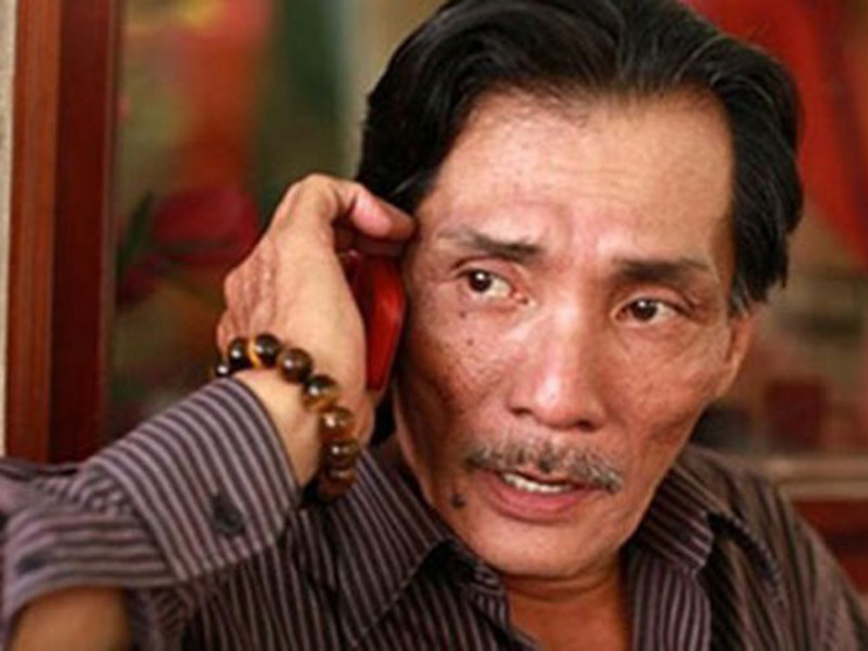 Ở tuổi ngoài 60, Thương Tín vẫn lăn lộn trên phim trường kiếm tiền nuôi gia đình. Nam diễn viên cho biết, để tiết kiệm tiền, ông toàn chạy xe máy. Rồi có những hôm đóng phim xong thì trời đã khuya ông vẫn đi xe về nhà vì sợ tốn tiền thuê nhà trọ nếu ở lại. Ảnh: Infonet