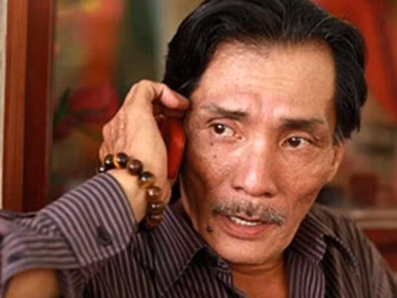 Ở tuổi ngoài 60, Thương Tín vẫn lăn lộn trên phim trường kiếm tiền nuôi gia đình. Nam diễn viên cho biết, để tiết kiệm tiền, ông toàn chạy xe máy. Rồi có những hôm đóng phim xong thì trời đã khuya ông vẫn đi xe về nhà vì sợ tốn tiền thuê nhà trọ nếu ở lại. Ảnh: Infonet