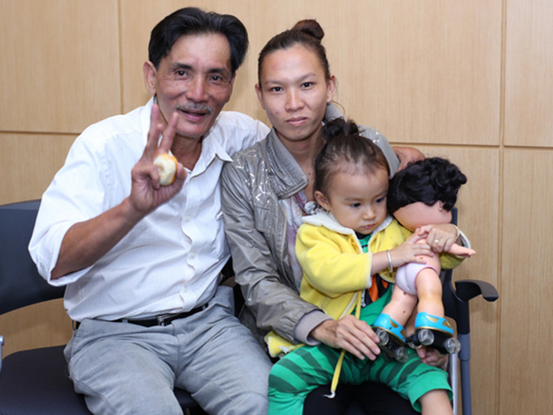 Thương Tín hiện gắn bó với người vợ kém ông 22 tuổi. Cả hai có một cô con gái đang còn nhỏ. Thương Tín cho biết, con gái chào đời là bước ngoặt trong cuộc đời ông, vì để lo cho con, ông lao vào kiếm sống trong khi trước đó, mải rong chơi. Ảnh: Đời sống pháp luật