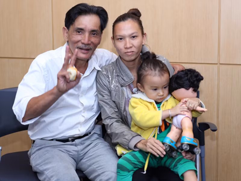 Thương Tín hiện gắn bó với người vợ kém ông 22 tuổi. Cả hai có một cô con gái đang còn nhỏ. Thương Tín cho biết, con gái chào đời là bước ngoặt trong cuộc đời ông, vì để lo cho con, ông lao vào kiếm sống trong khi trước đó, mải rong chơi. Ảnh: Đời sống pháp luật