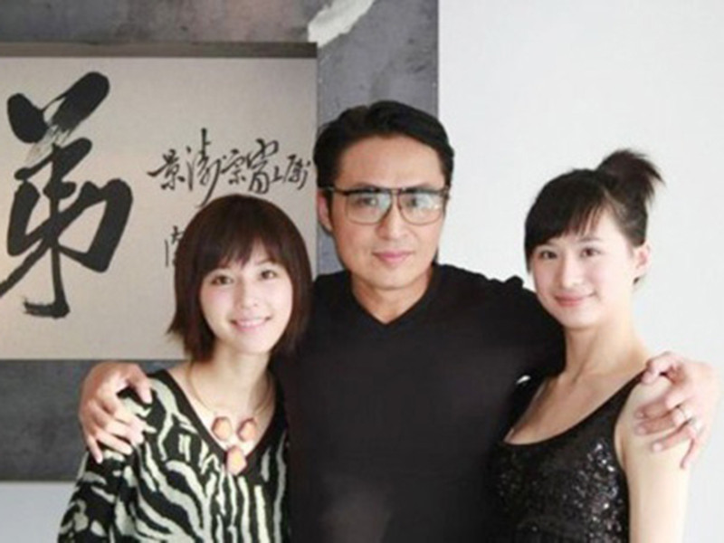 Hai người vợ cũ của Mã Cảnh Đào là Đường Vận và Ngô Gia Ni (bên trái).