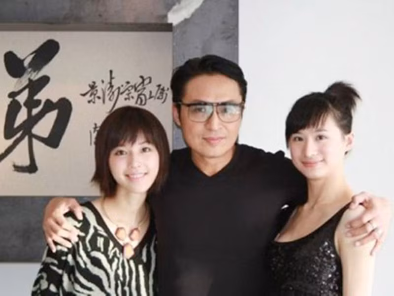 Hai người vợ cũ của Mã Cảnh Đào là Đường Vận và Ngô Gia Ni (bên trái).