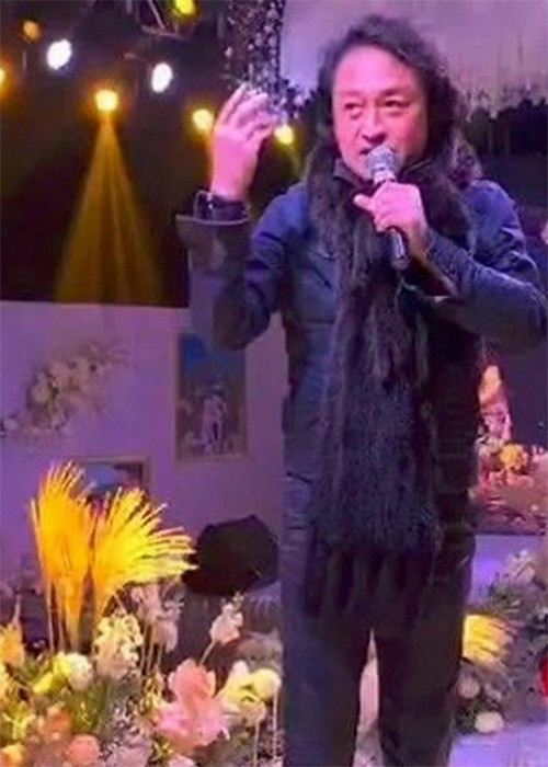 Một nguồn tin cho hay, Mã Cảnh Đào thường xuyên đi hát tại các sự kiện, đám cưới.