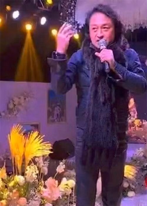 Một nguồn tin cho hay, Mã Cảnh Đào thường xuyên đi hát tại các sự kiện, đám cưới.