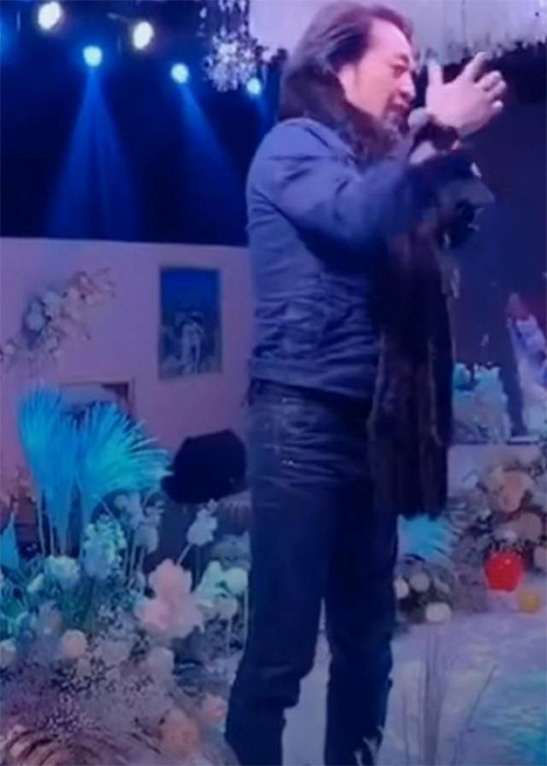 Hình ảnh nam diễn viên già nua khi đi hát trong một đám cưới mới đây khiến nhiều khán giả ngỡ ngàng.