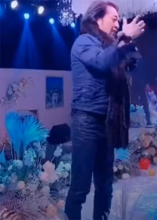 Hình ảnh nam diễn viên già nua khi đi hát trong một đám cưới mới đây khiến nhiều khán giả ngỡ ngàng.