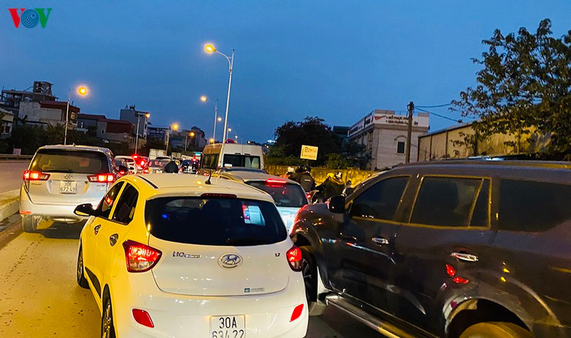 Ngày cận Tết Canh Tý 2020, đường Nguyễn Khoái dòng xe cộ nối đuôi chầm chậm tiến vào trung tâm thành phố.