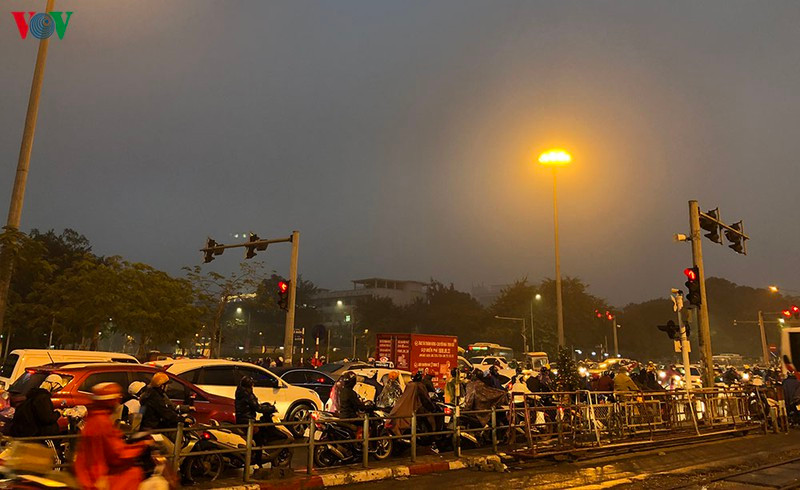 Ngã tư Kim Liên-Đại Cồ Việt những người đi xe máy áo mưa kín mít co ro trong cái lạnh chờ đợi vượt ngã tư.