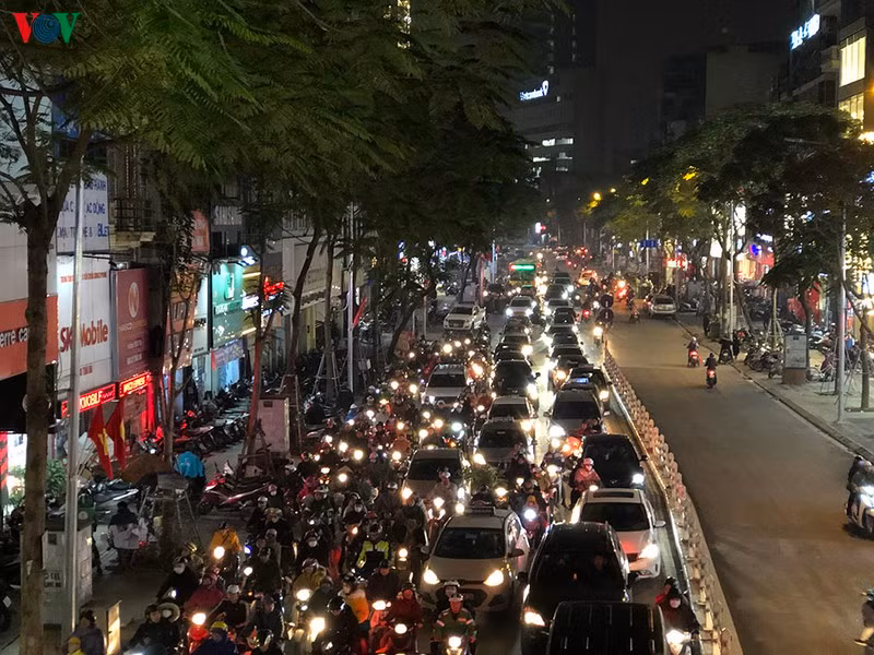 Xe đứng chờ đèn kéo dài cả cây số trên tuyến phố Thái Hà.