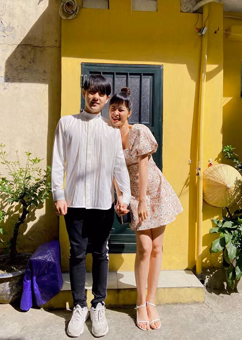 Ông Cao Thắng còn giỏi chia sẻ. Đông Nhi kể, ông xã đã tìm hiểu cách bày trí nhà cửa và sẵn sàng giúp việc nhà để cô đỡ vất vả.