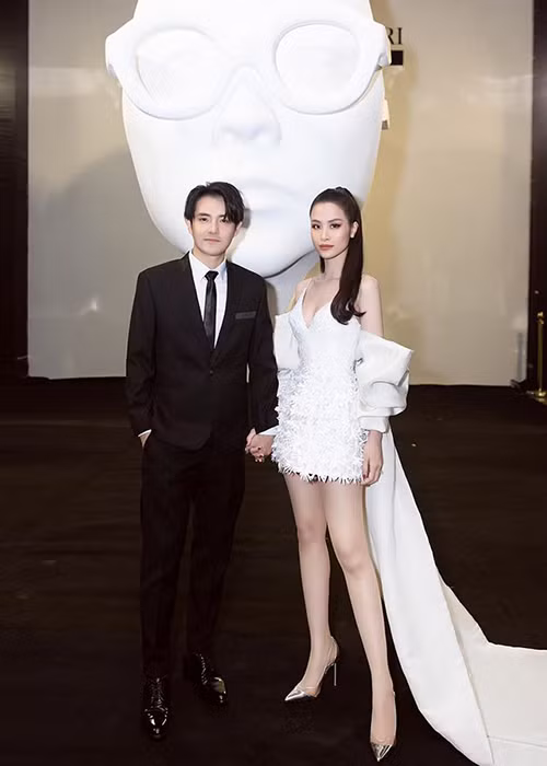 Nữ ca sĩ còn phát hiện chồng giỏi mát xa: "Lúc livestream, mình đứng chiên chả giò có chút mà ảnh đứng cạnh bóp vai khí thế (bình thường không có làm quá vậy)".