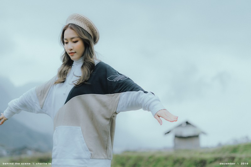 Nhân dịp MV đạt gần 2 triệu lượt xem sau hơn 5 ngày phát hành, mới đây, Khả Ngân đã chia sẻ bộ ảnh đẹp được thực hiện tại Sapa để gửi tặng khán giả.