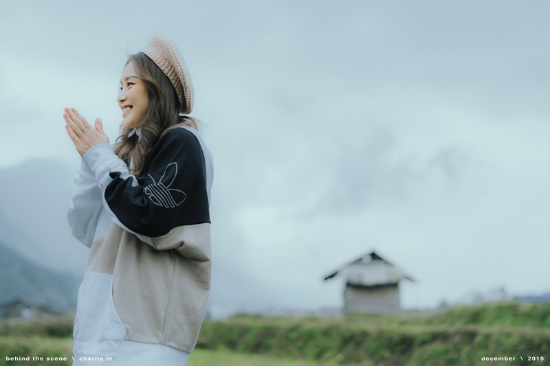 Khả Ngân cho biết, dù rất lạnh nhưng vì mong muốn có hình ảnh khác phong cách trong MV nên cô vẫn sẵn sàng thực hiện. May mắn rằng loạt ảnh chụp rất nhanh nên dù thời tiết có lạnh đến mấy cũng không gây ảnh hưởng quá nhiều.