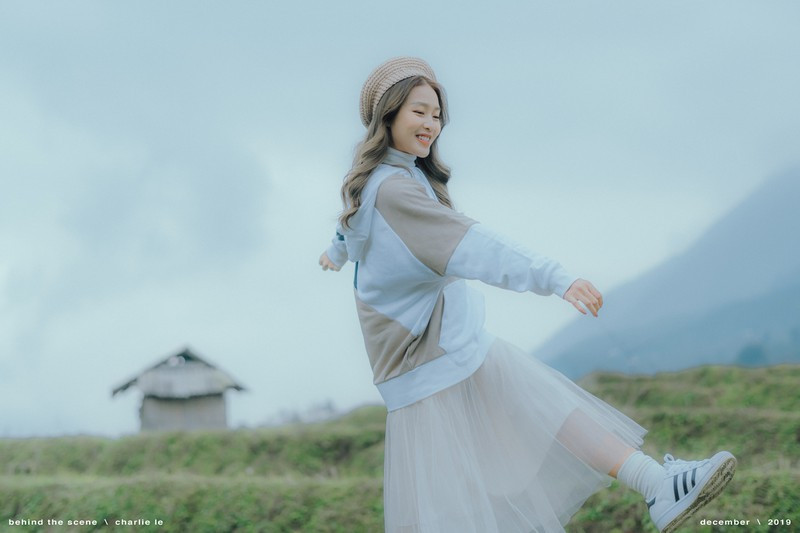 Giữa cái lạnh âm độ ở núi rừng Tây Bắc, Khả Ngân vẫn khoe trọn vẹn nhan sắc xinh đẹp cùng thần thái khó rời mắt.