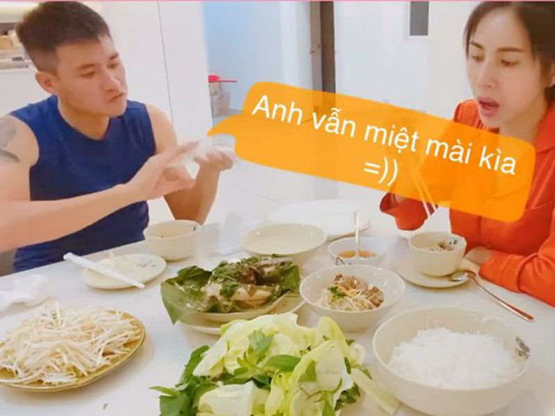 Trong một lần nấu món ngon cho Công Vinh, Thủy Tiên thao thao bất tuyệt từng được nhiều anh trai theo đuổi, mời đi ăn trưa. Nghe vợ vô tư kể, Công Vinh miệt mài ăn, tỏ vẻ không quan tâm. Khi Thủy Tiên tiếp tục khoe được trai rủ đi ăn quán mà cô ăn đến 9 món, Công Vinh "cà khịa" vợ: "Thằng đó nó bỏ luôn hả?".