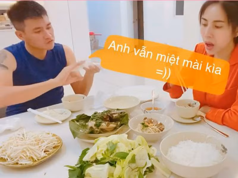 Trong một lần nấu món ngon cho Công Vinh, Thủy Tiên thao thao bất tuyệt từng được nhiều anh trai theo đuổi, mời đi ăn trưa. Nghe vợ vô tư kể, Công Vinh miệt mài ăn, tỏ vẻ không quan tâm. Khi Thủy Tiên tiếp tục khoe được trai rủ đi ăn quán mà cô ăn đến 9 món, Công Vinh "cà khịa" vợ: "Thằng đó nó bỏ luôn hả?".