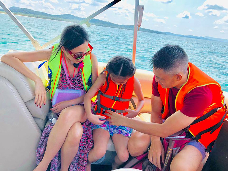 Liên tục tung các clip mang tính hài hước, "cà khịa", Công Vinh - Thủy Tiên khiến người hâm mộ càng yêu mến cặp đôi ca sĩ - cầu thủ này.