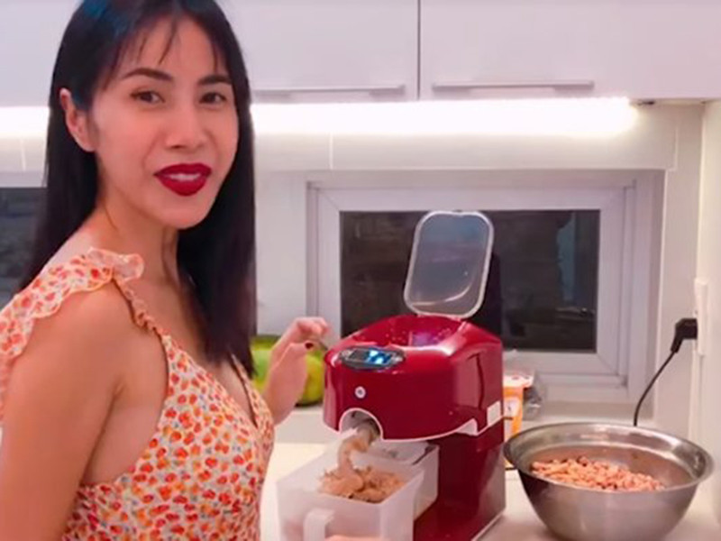 Chia sẻ clip ép dầu ăn tại nhà, Thủy Tiên cho biết, mất khoảng 160 nghìn đồng cho 2 kg đậu phộng và chỉ ép được một chút. Nghe xong, Công Vinh trêu vợ: "Thay mặt gia đình, ba cảm ơn mẹ tiết kiệm tiền cho cả nhà".