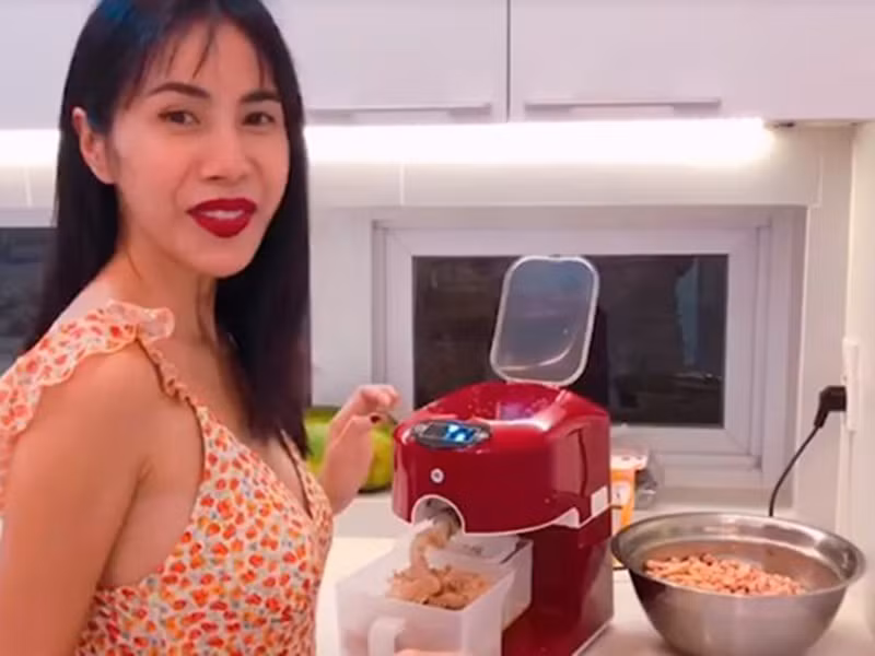 Chia sẻ clip ép dầu ăn tại nhà, Thủy Tiên cho biết, mất khoảng 160 nghìn đồng cho 2 kg đậu phộng và chỉ ép được một chút. Nghe xong, Công Vinh trêu vợ: "Thay mặt gia đình, ba cảm ơn mẹ tiết kiệm tiền cho cả nhà".