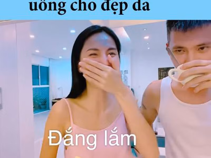Công Vinh cũng từng than thở "đắng lòng" khi Thủy Tiên lấy chai bia mấy trăm nghìn của anh làm bia sữa cho da đẹp.