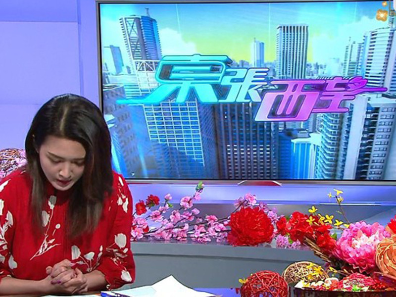 Bị chỉ trích lợi dụng dịch bệnh viêm phổi cấp do virus corona để đầu cơ khẩu trang, bán giá cao, Đình Hân cúi đầu xin lỗi công chúng ngay trên truyền hình. Cô nói: "Tôi không nghĩ số lượng người mua hàng lại nhiều đến vậy. Số lượng sản phẩm khử trùng còn ít, nhân lực ngày lễ còn thiếu, việc này đã vô tình gây ra sự bất tiện cho mọi người". Tuy lên tiếng xin lỗi nhưng Đình Hân vẫn không nhận được sự cảm thông của công chúng. Thực tế, đây không phải là lần đầu tiên cô vướng ồn ào. Ảnh: Zing