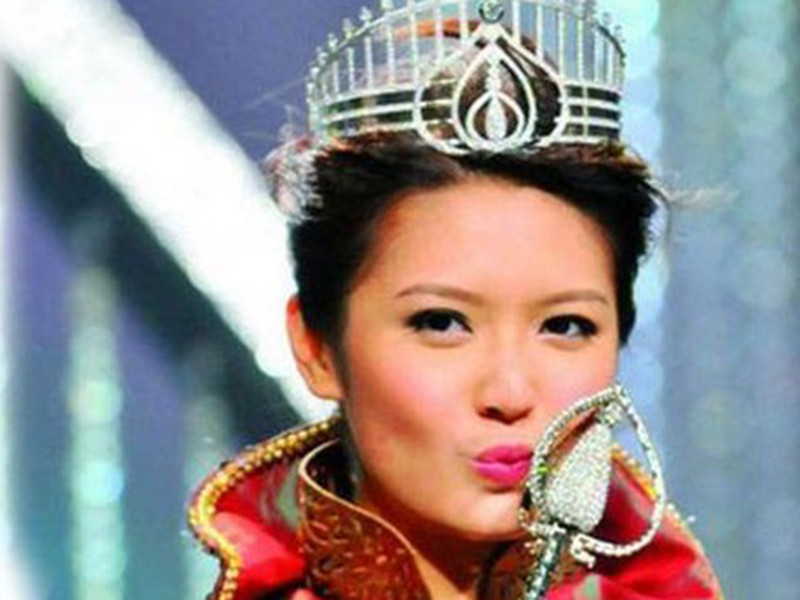 Năm 2010, Đình Hân đăng quang cuộc thi Hoa hậu Hong Kong. Ngay sau khi được trao vương miện, cô phải đối mặt với ý kiến trái chiều về nhan sắc. Ảnh: Dân Việt