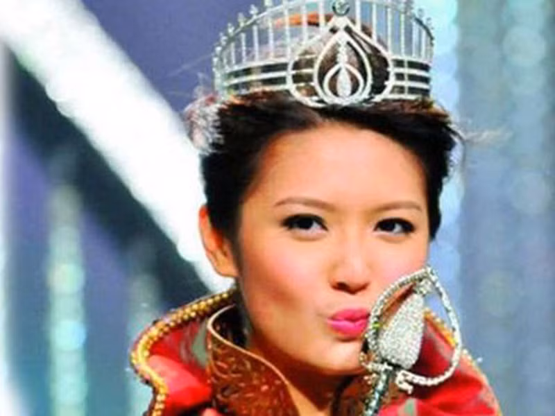 Năm 2010, Đình Hân đăng quang cuộc thi Hoa hậu Hong Kong. Ngay sau khi được trao vương miện, cô phải đối mặt với ý kiến trái chiều về nhan sắc. Ảnh: Dân Việt