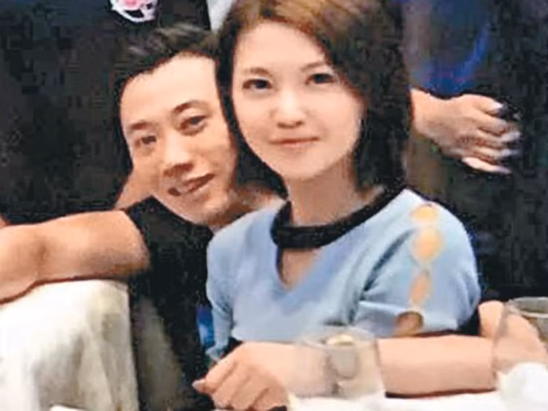 Sau khi đăng quang, Đình Hân liên tục hẹn hò với các doanh nhân giàu có. Ngoài ra, cuộc sống của cô cũng lên hương. Theo Đình Hân, cô tậu xe, mua nhà vì chăm chỉ làm việc. Tuy nhiên, không ít người nghi ngờ Đình Hân đổi đời nhờ được đại gia chu cấp. Ảnh: Khám phá Xem video "Đà Nẵng cách ly một 1 người Trung Quốc sốt bất thường khi nhập cảnh". Nguồn VTC