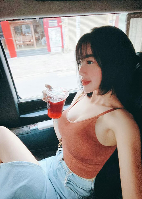 Hiện tại, bà mẹ hai con Elly Trần chưa lên tiếng về nghi vấn chuyện tình cảm với bố của các con gặp trục trặc.