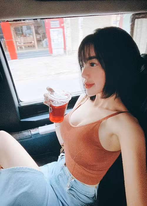 Hiện tại, bà mẹ hai con Elly Trần chưa lên tiếng về nghi vấn chuyện tình cảm với bố của các con gặp trục trặc.