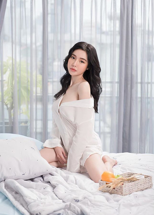 Ngoài vòng eo con kiến, Elly Trần còn sở hữu vòng một và vòng ba rất gợi cảm.