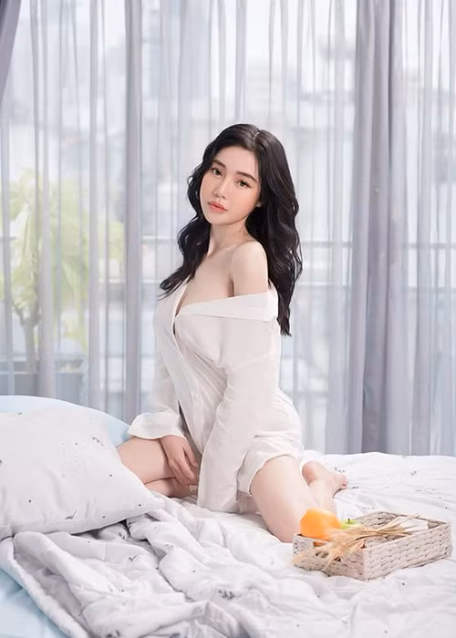 Ngoài vòng eo con kiến, Elly Trần còn sở hữu vòng một và vòng ba rất gợi cảm.