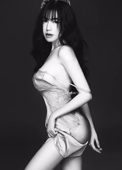 Chân dài sinh năm 1989 sở hữu vòng eo 55 cm, bé hơn cả Ngọc Trinh (56 cm).