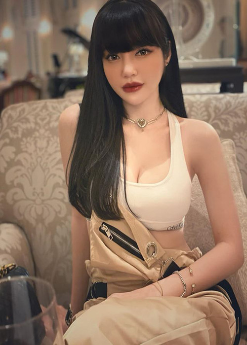 Elly Trần đang làm mẹ của 2 nhóc tì: 1 trai, 1 gái. Về danh tính bố của các con, cô giữ kín như bưng.