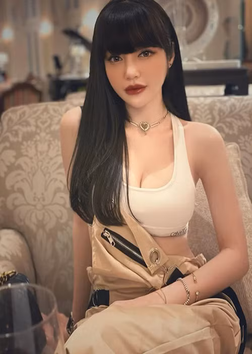 Elly Trần đang làm mẹ của 2 nhóc tì: 1 trai, 1 gái. Về danh tính bố của các con, cô giữ kín như bưng.