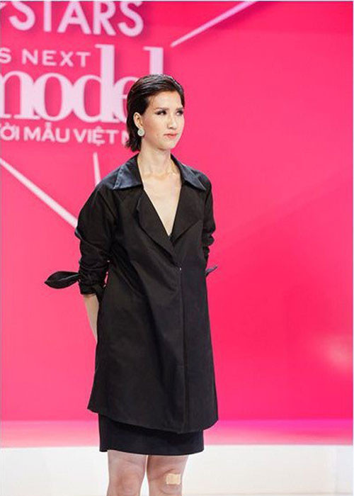 Chân dài sinh năm 1996 thừa nhận cô có chỉnh sửa đôi chút như nhấn mí, độn cằm, nâng mũi, thay răng.