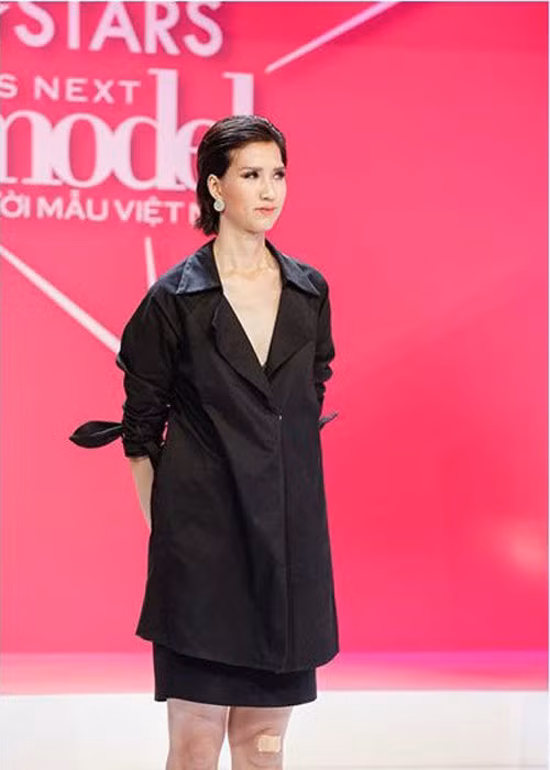 Chân dài sinh năm 1996 thừa nhận cô có chỉnh sửa đôi chút như nhấn mí, độn cằm, nâng mũi, thay răng.